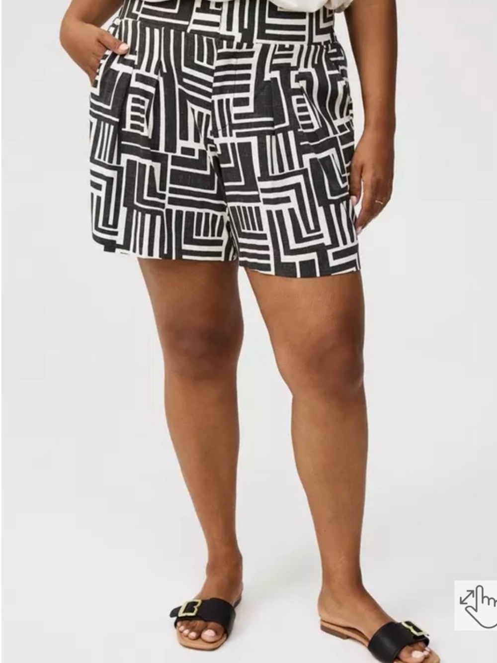 Torrid Black White Geometric Print Shorts Pleated Front Plus Size